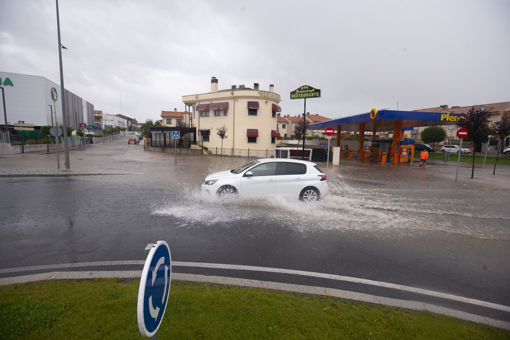 La tromba obliga a cerrar la Muralla y el parking del Grande