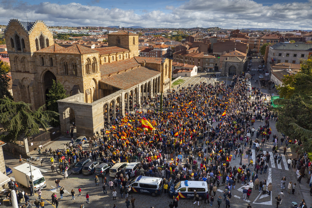 4.000 abulenses se echan a la calle en defensa de España