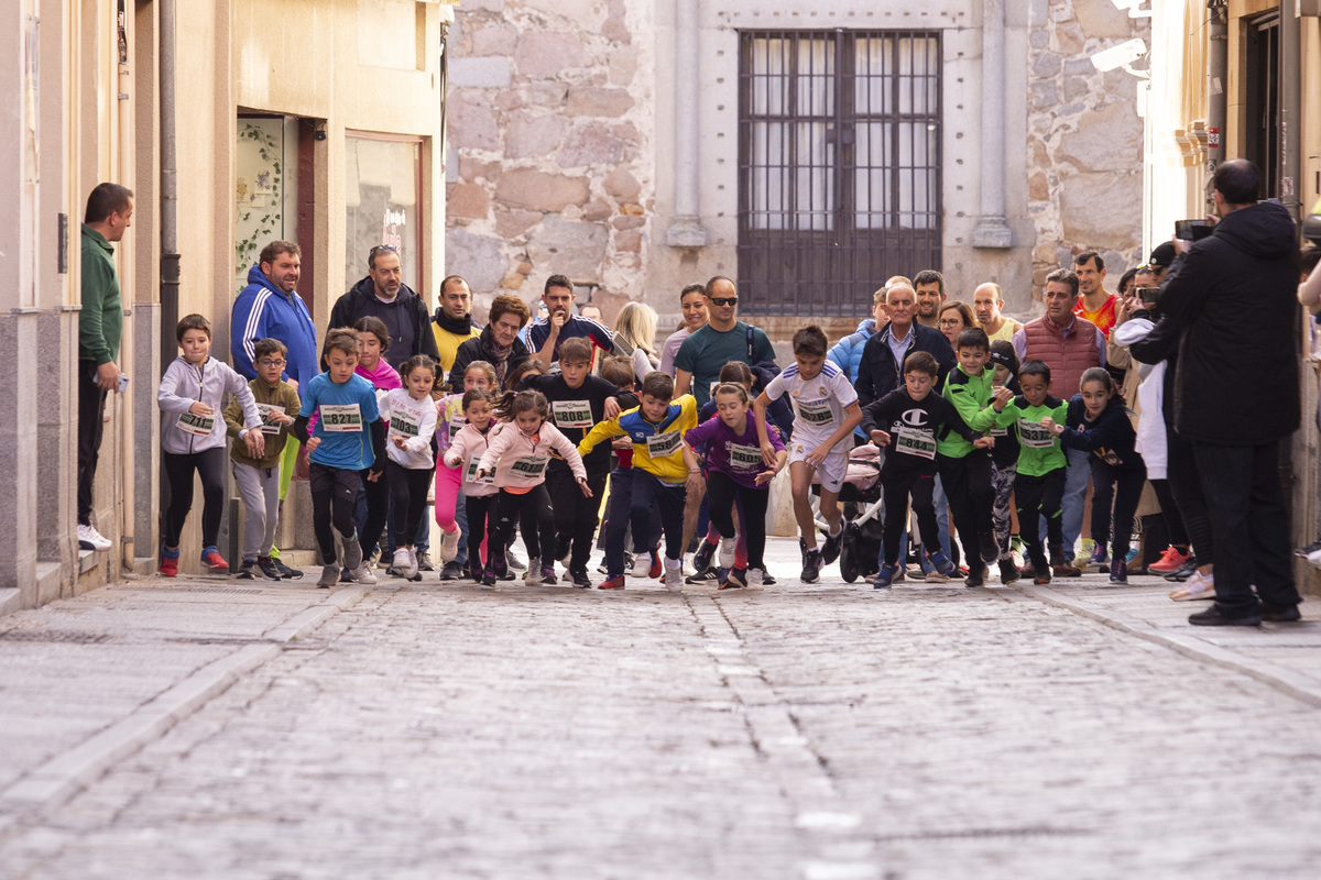 Sexta edicion de Zancadas Solidarias por el autismo organizada por la Hermandad de Nuestra Señora de la Esperanza y la Peña Salud y Esperanza.  / ISABEL GARCÍA