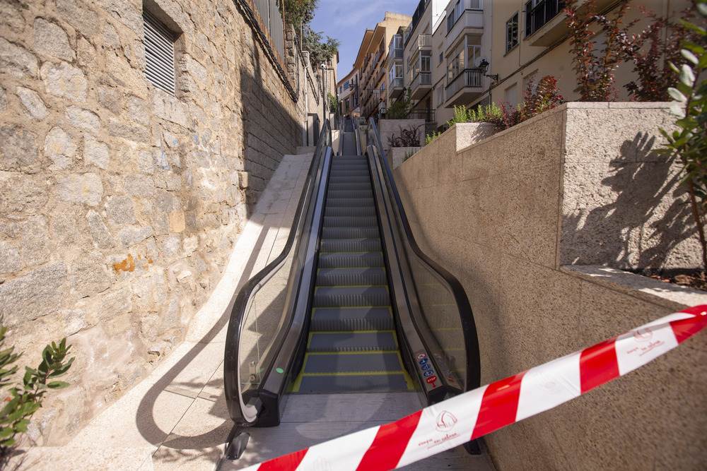 Inauguración y puesta en funcionamiento de las escaleras mecánicas en la Cuesta Antigua  / ISABEL GARCÍA