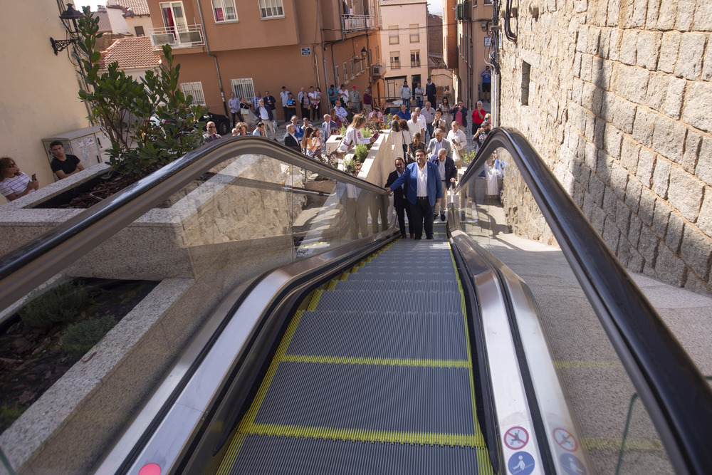 Inauguración y puesta en funcionamiento de las escaleras mecánicas en la Cuesta Antigua  / ISABEL GARCÍA