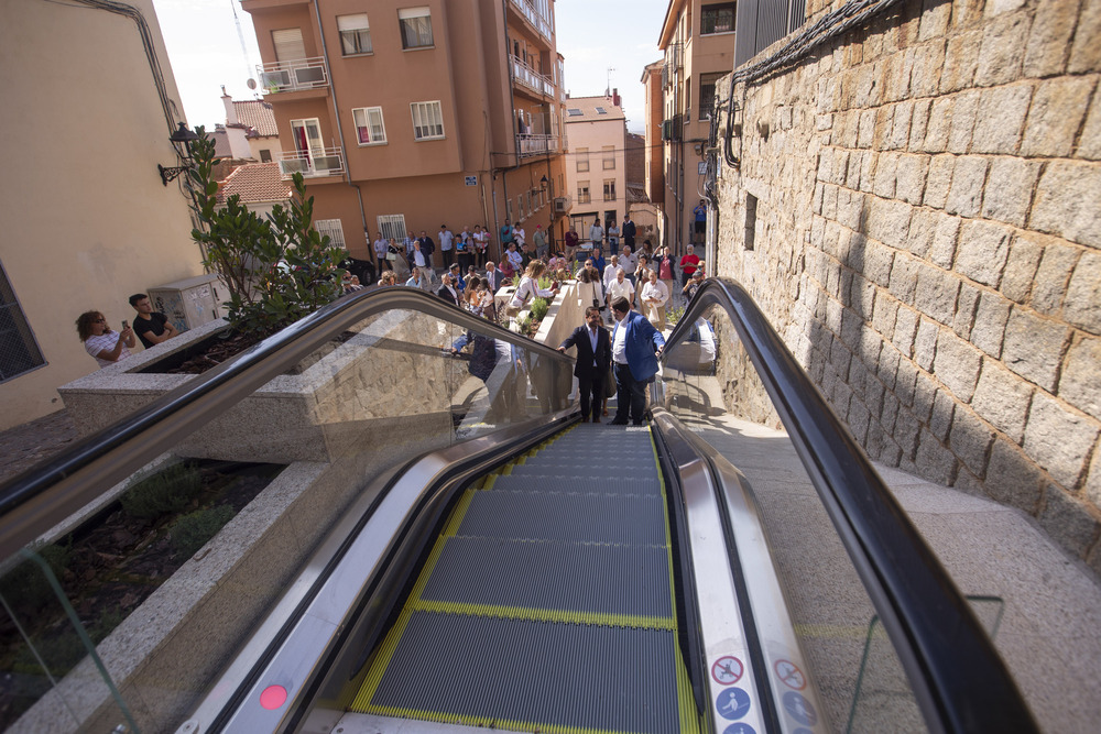 Inauguración y puesta en funcionamiento de las escaleras mecánicas en la Cuesta Antigua  / ISABEL GARCÍA