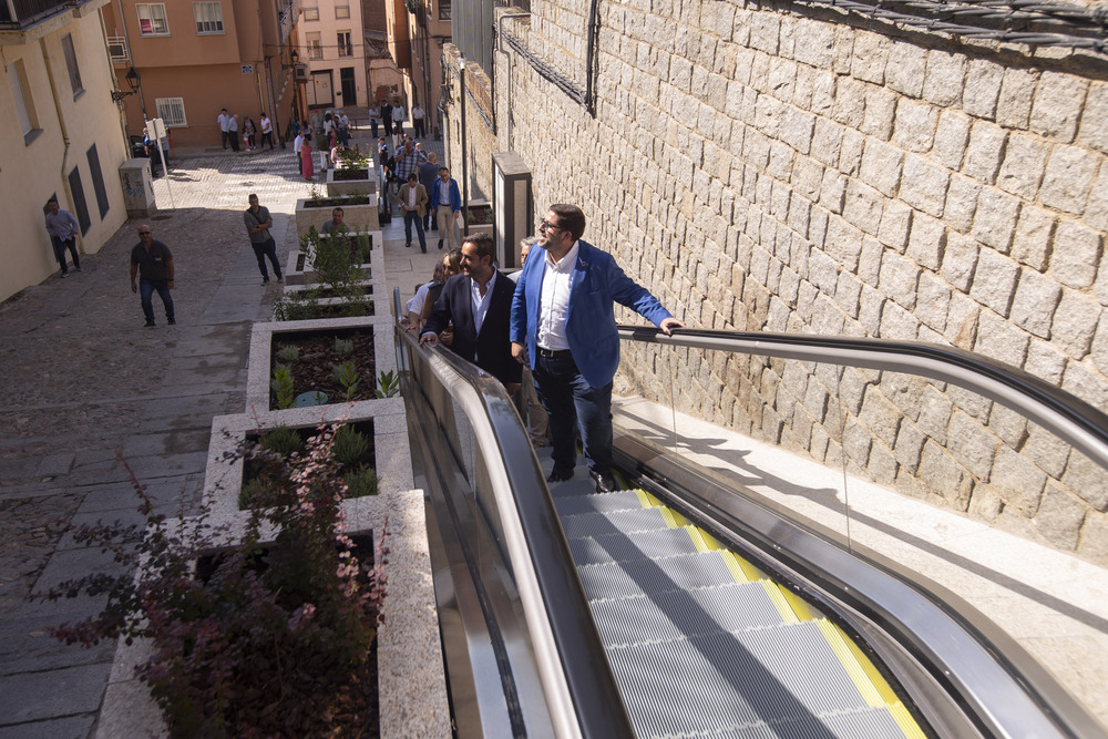 Inauguración y puesta en funcionamiento de las escaleras mecánicas en la Cuesta Antigua  / ISABEL GARCÍA