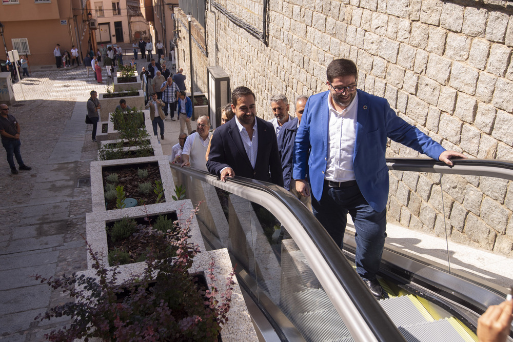 Inauguración y puesta en funcionamiento de las escaleras mecánicas en la Cuesta Antigua  / ISABEL GARCÍA