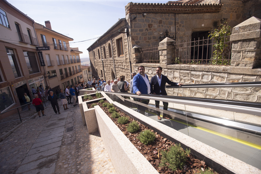 Inauguración y puesta en funcionamiento de las escaleras mecánicas en la Cuesta Antigua  / ISABEL GARCÍA