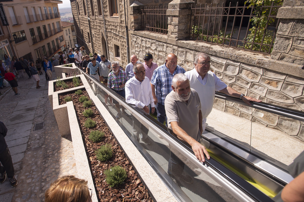 Inauguración y puesta en funcionamiento de las escaleras mecánicas en la Cuesta Antigua  / ISABEL GARCÍA