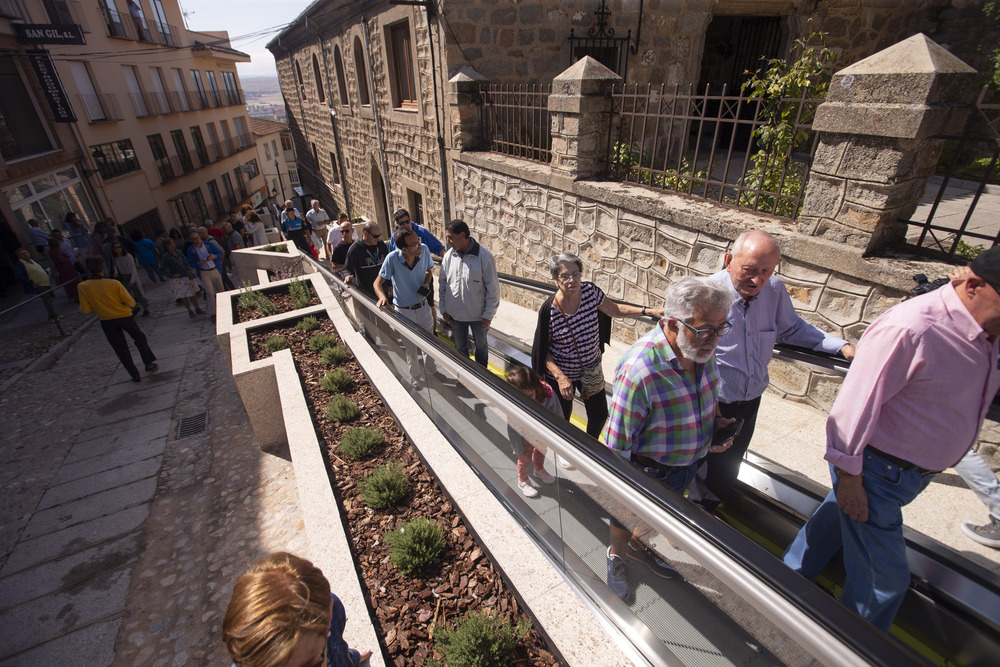 Inauguración y puesta en funcionamiento de las escaleras mecánicas en la Cuesta Antigua  / ISABEL GARCÍA