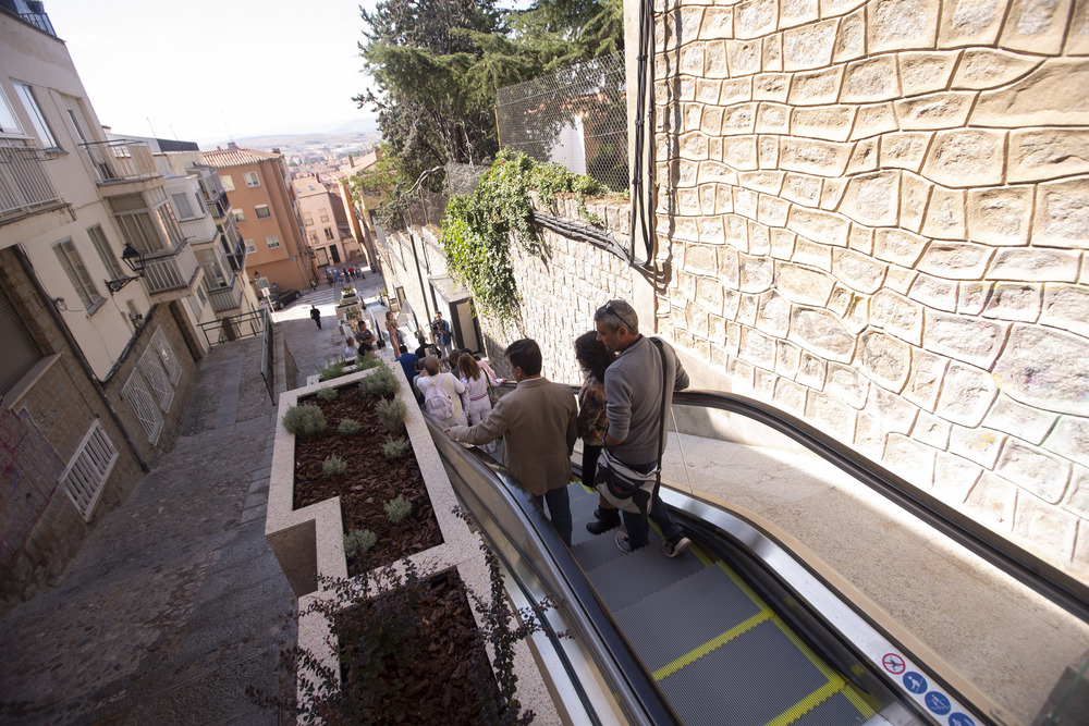 Inauguración y puesta en funcionamiento de las escaleras mecánicas en la Cuesta Antigua  / ISABEL GARCÍA