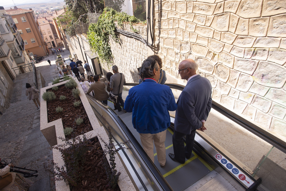 Inauguración y puesta en funcionamiento de las escaleras mecánicas en la Cuesta Antigua  / ISABEL GARCÍA