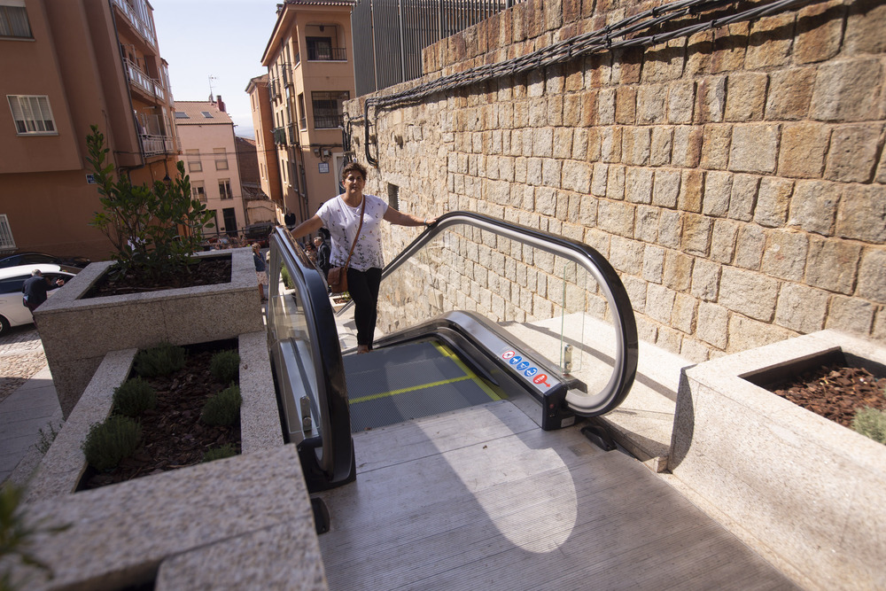 Inauguración y puesta en funcionamiento de las escaleras mecánicas en la Cuesta Antigua  / ISABEL GARCÍA