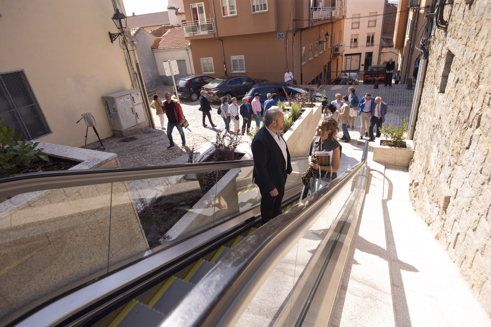 Inauguración y puesta en funcionamiento de las escaleras mecánicas en la Cuesta Antigua  / ISABEL GARCÍA