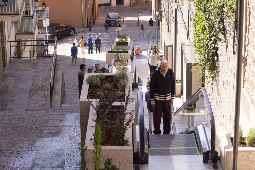 Inauguración y puesta en funcionamiento de las escaleras mecánicas en la Cuesta Antigua  / ISABEL GARCÍA