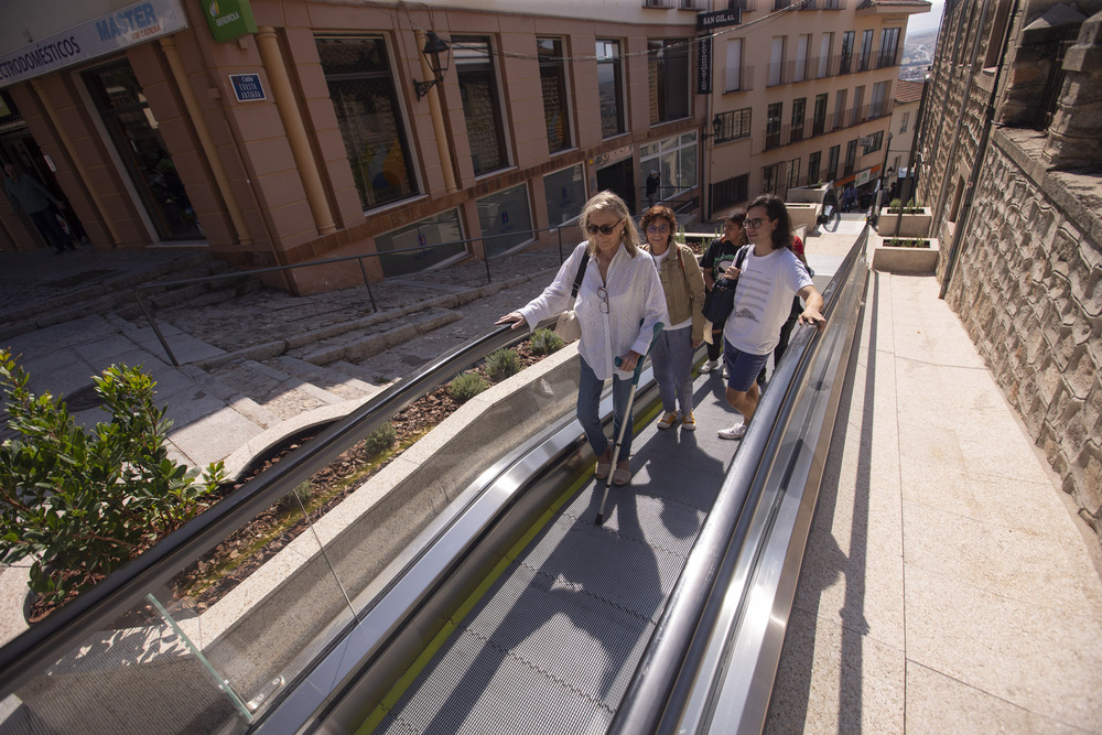 Inauguración y puesta en funcionamiento de las escaleras mecánicas en la Cuesta Antigua  / ISABEL GARCÍA