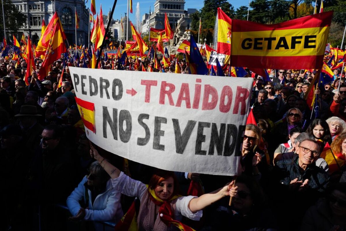 Manifestación multitudinaria contra la amnistía en la Plaza de Cibeles de Madrid  / BORJA SÁNCHEZ TRILLO