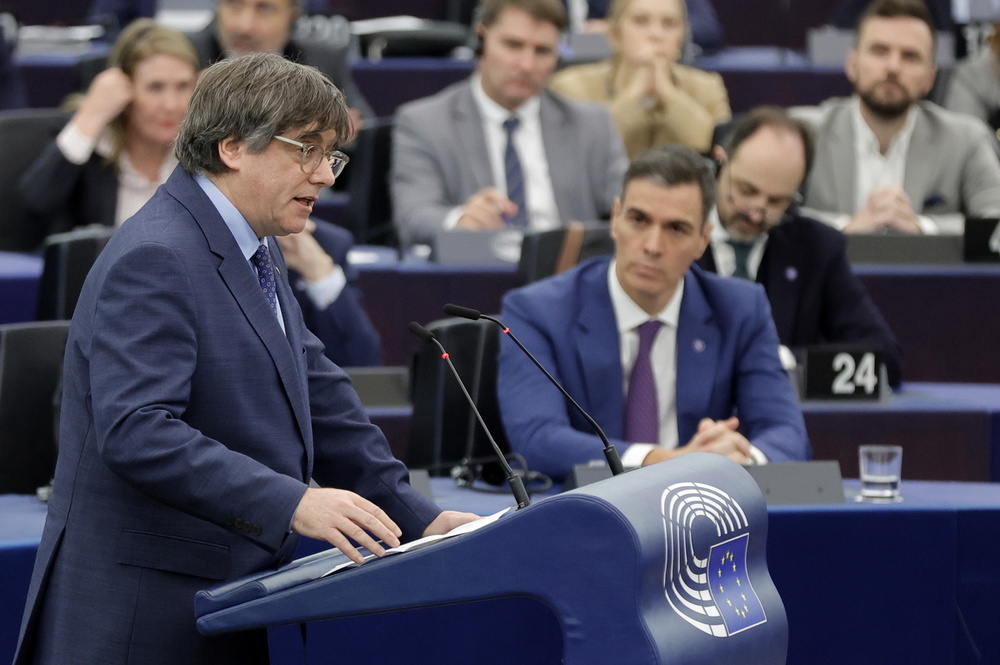 Carles Puigdemont, durante su intervención en el Parlamento Europeo, muy cerca del presidente Sánchez