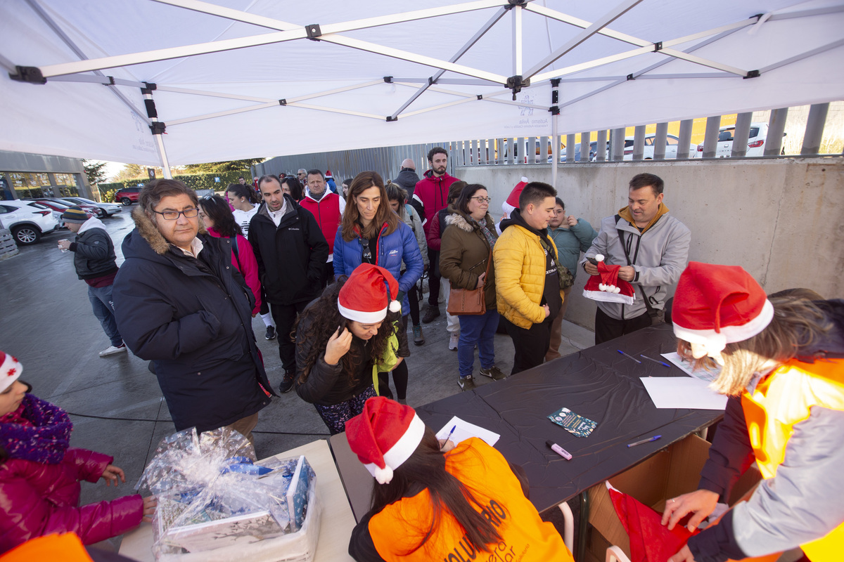 II Papanoelada solidaria a favor de Autismo Ávila organizada por la Asociación Juvenil Barrio de Las Hervencias.  / ISABEL GARCÍA