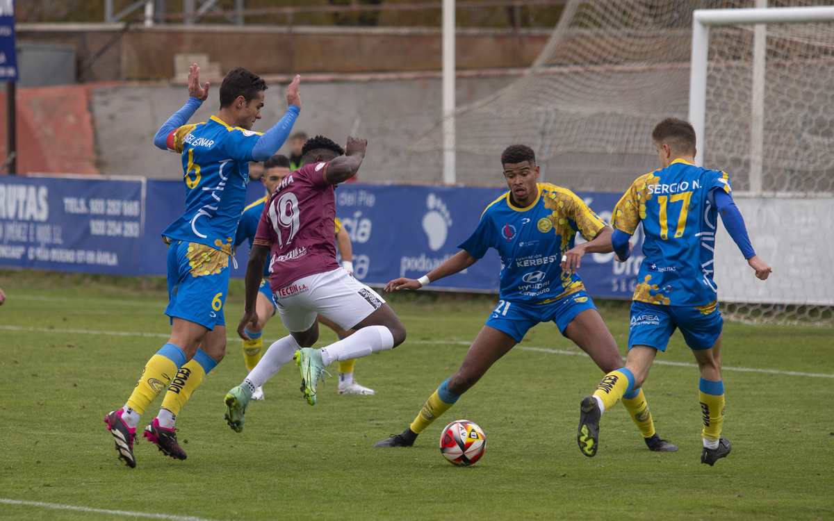 Derbi Real Ávila-Diocesanos.  / DAVID CASTRO