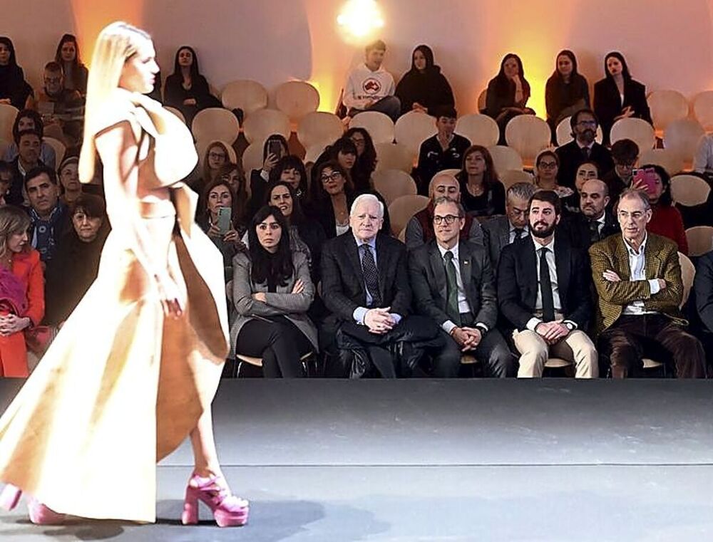 El vicepresidente de la Junta, Juan García-Gallardo, junto al consejero de Industria, Comercio y Empleo durante un desfile (izquierda). 