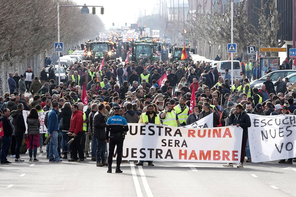 7.000 tractores escenifican en CyL el hartazgo del campo