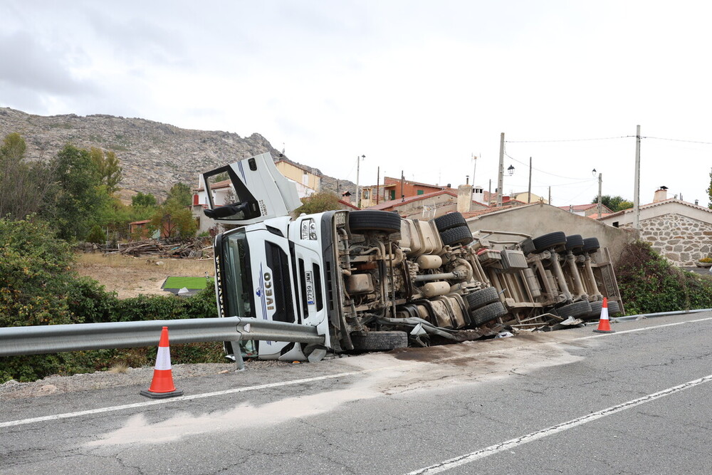 Vuelco de un camión con madera en Robledillo