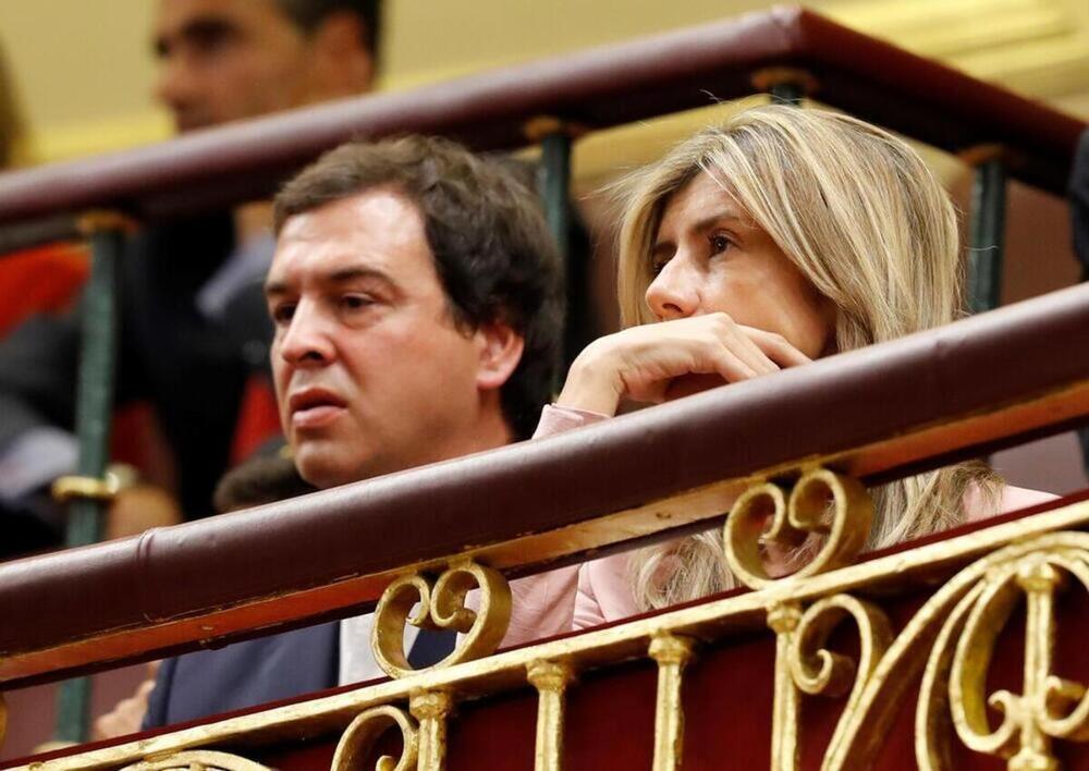 La esposa de Pedro Sánchez, Begoña Gómez, y su hermano, David Sánchez, en la tribuna de invitados del Congreso de los Diputados.