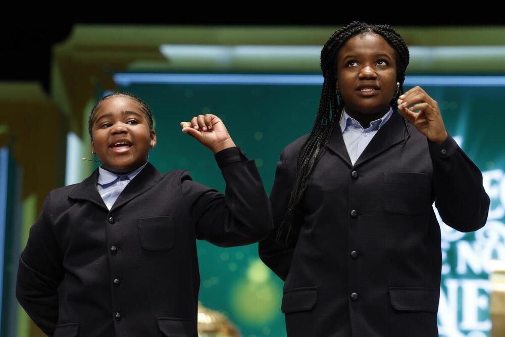 Dos alumnas de San Ildefonso cantan uno de los premios del sorteo de Navidad