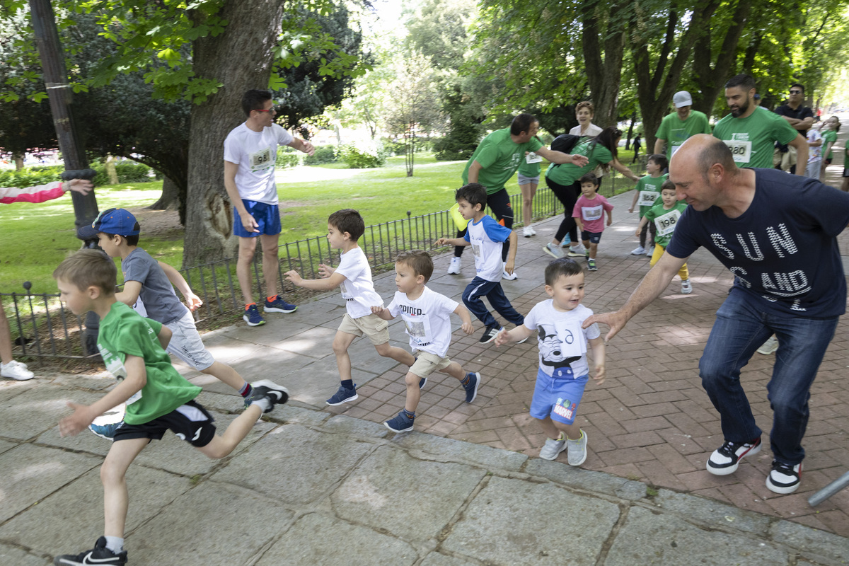 I Marcha y carrera solidaria de GEARA en el jardín del recreo.  / ISABEL GARCÍA