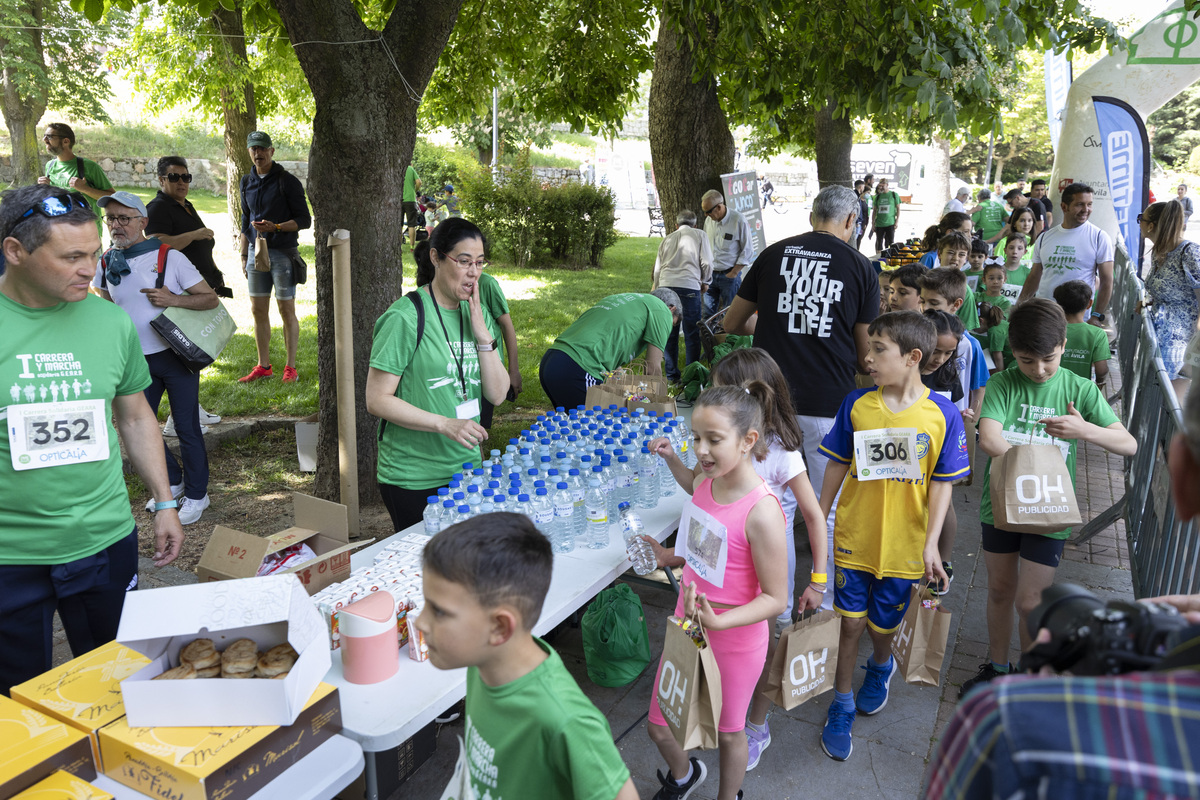 I Marcha y carrera solidaria de GEARA en el jardín del recreo.  / ISABEL GARCÍA