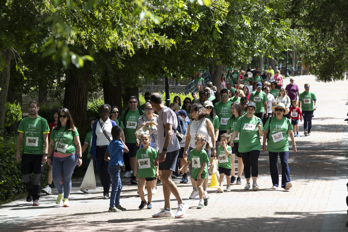 I Marcha y carrera solidaria de GEARA en el jardín del recreo.  / ISABEL GARCÍA