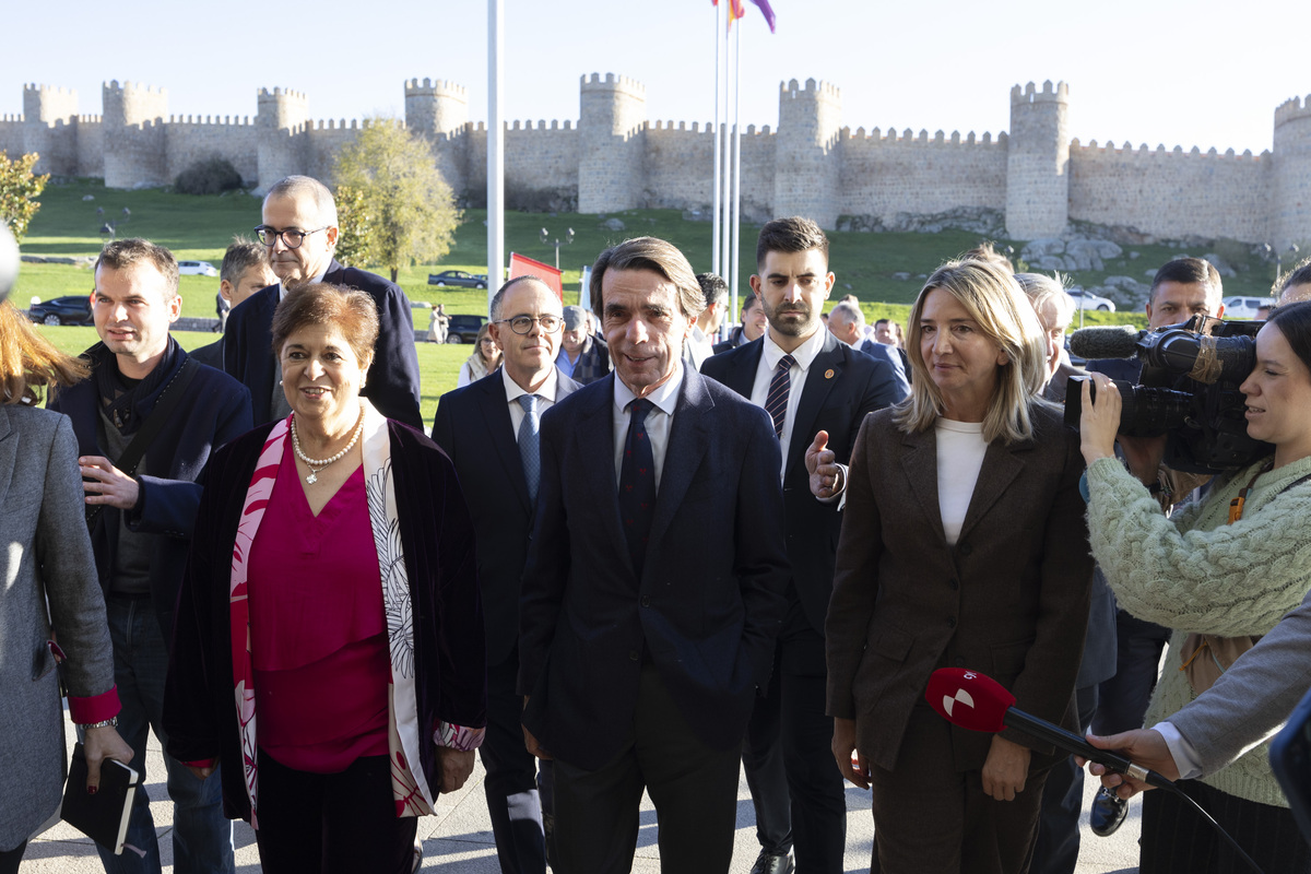 Coloquio de Felipe González y
José María Aznar, 'Diez años de su partida: Reflexiones sobre Adolfo Suárez' organizado por la UCAV.  / ISABEL GARCÍA