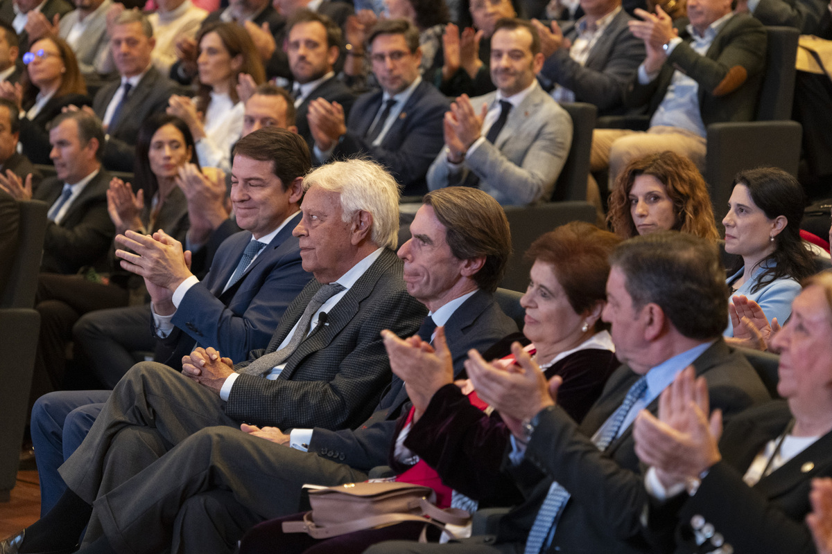 Coloquio de Felipe González y
José María Aznar, 'Diez años de su partida: Reflexiones sobre Adolfo Suárez' organizado por la UCAV.  / ISABEL GARCÍA