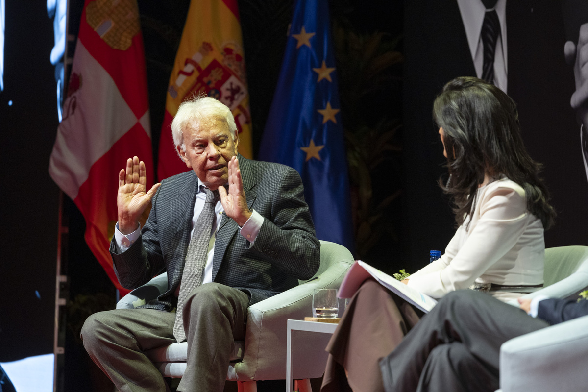 Coloquio de Felipe González y
José María Aznar, 'Diez años de su partida: Reflexiones sobre Adolfo Suárez' organizado por la UCAV.  / ISABEL GARCÍA