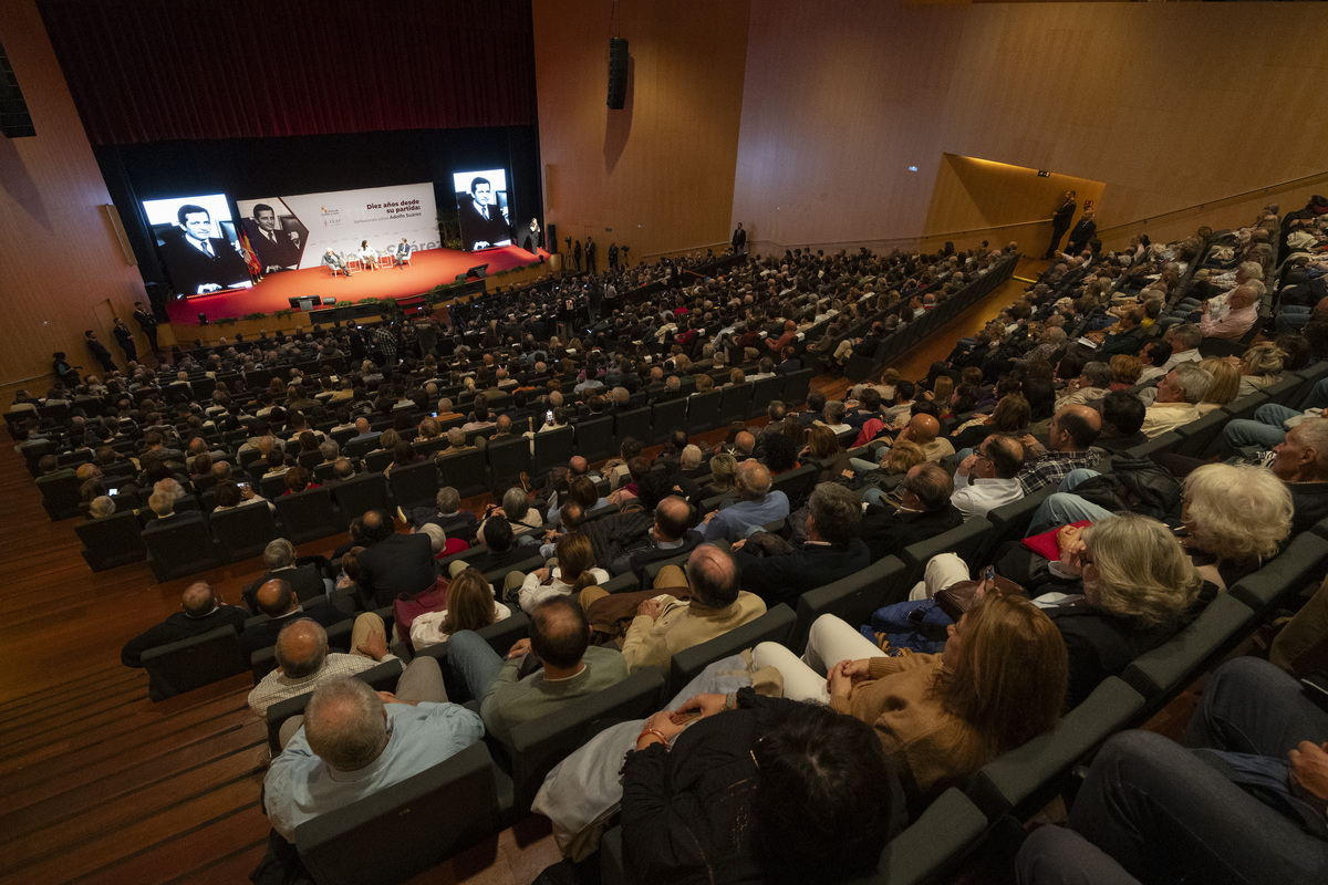 Coloquio de Felipe González y
José María Aznar, 'Diez años de su partida: Reflexiones sobre Adolfo Suárez' organizado por la UCAV.  / ISABEL GARCÍA