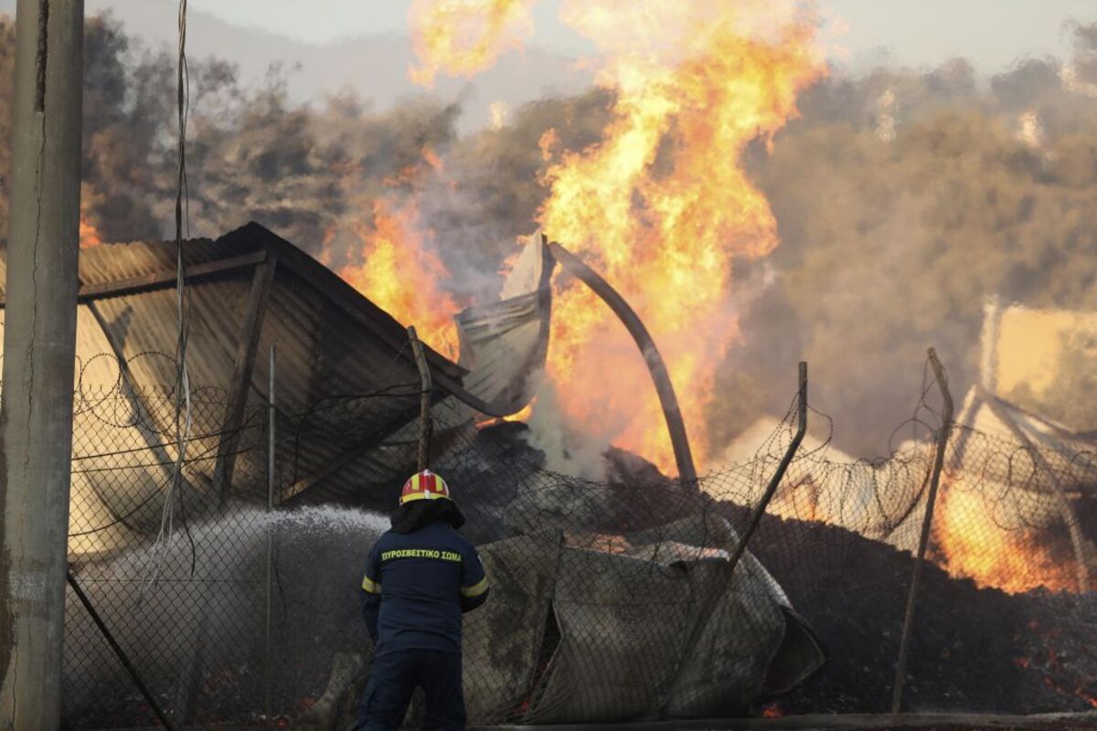 Wildfire spreads in Greece's Attica region  / GEORGE VITSARAS