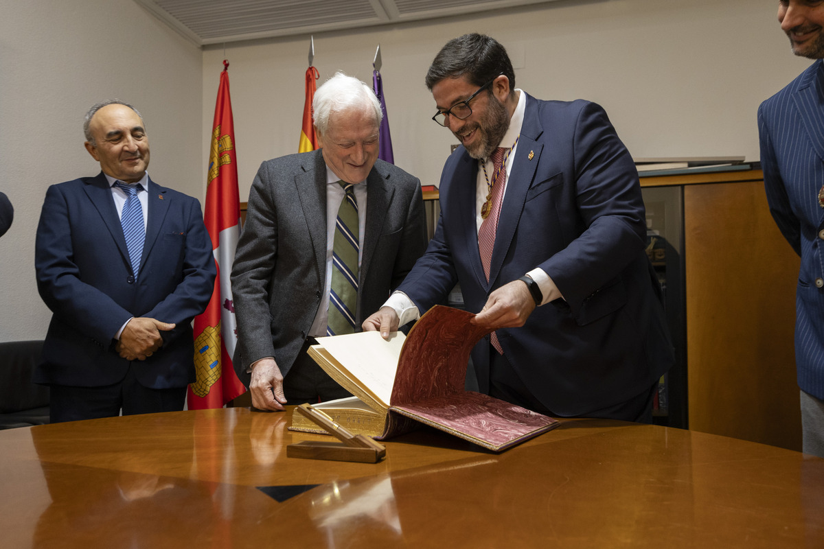 Entrega Medalla de Oro de la Ciudad a Diario de Ávila por 125 aniversario.  / ISABEL GARCÍA