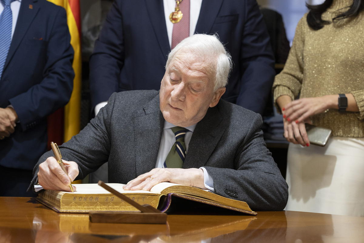 Entrega Medalla de Oro de la Ciudad a Diario de Ávila por 125 aniversario.  / ISABEL GARCÍA