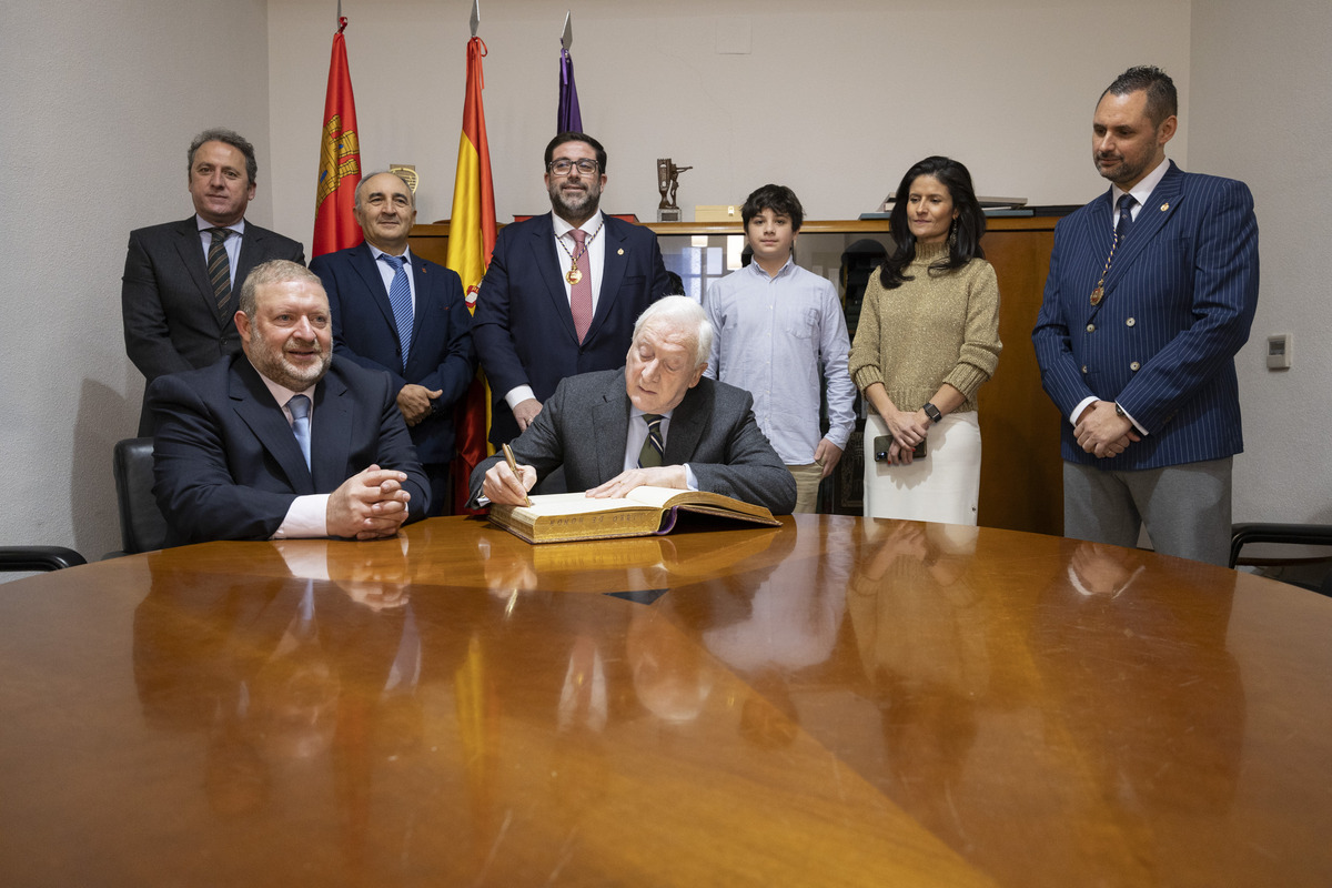 Entrega Medalla de Oro de la Ciudad a Diario de Ávila por 125 aniversario.  / ISABEL GARCÍA