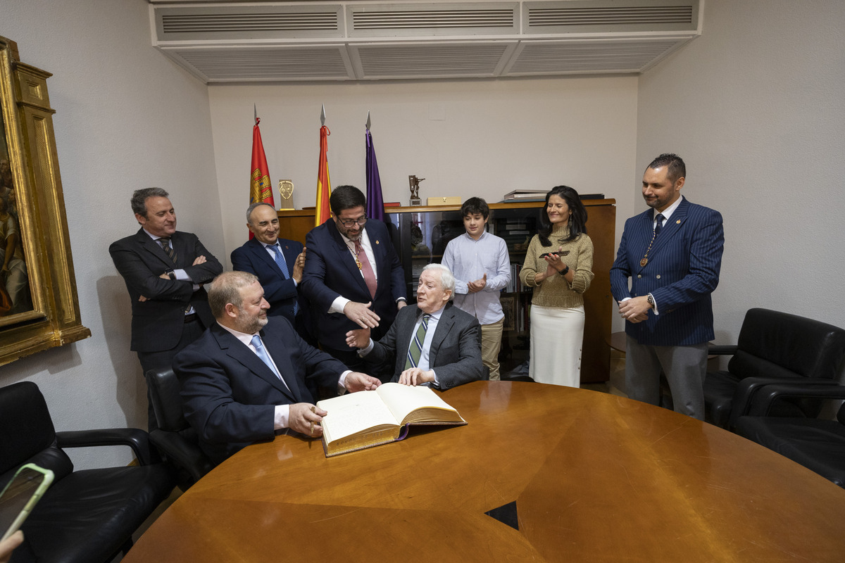 Entrega Medalla de Oro de la Ciudad a Diario de Ávila por 125 aniversario.  / ISABEL GARCÍA