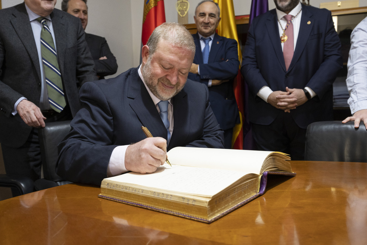 Entrega Medalla de Oro de la Ciudad a Diario de Ávila por 125 aniversario.  / ISABEL GARCÍA