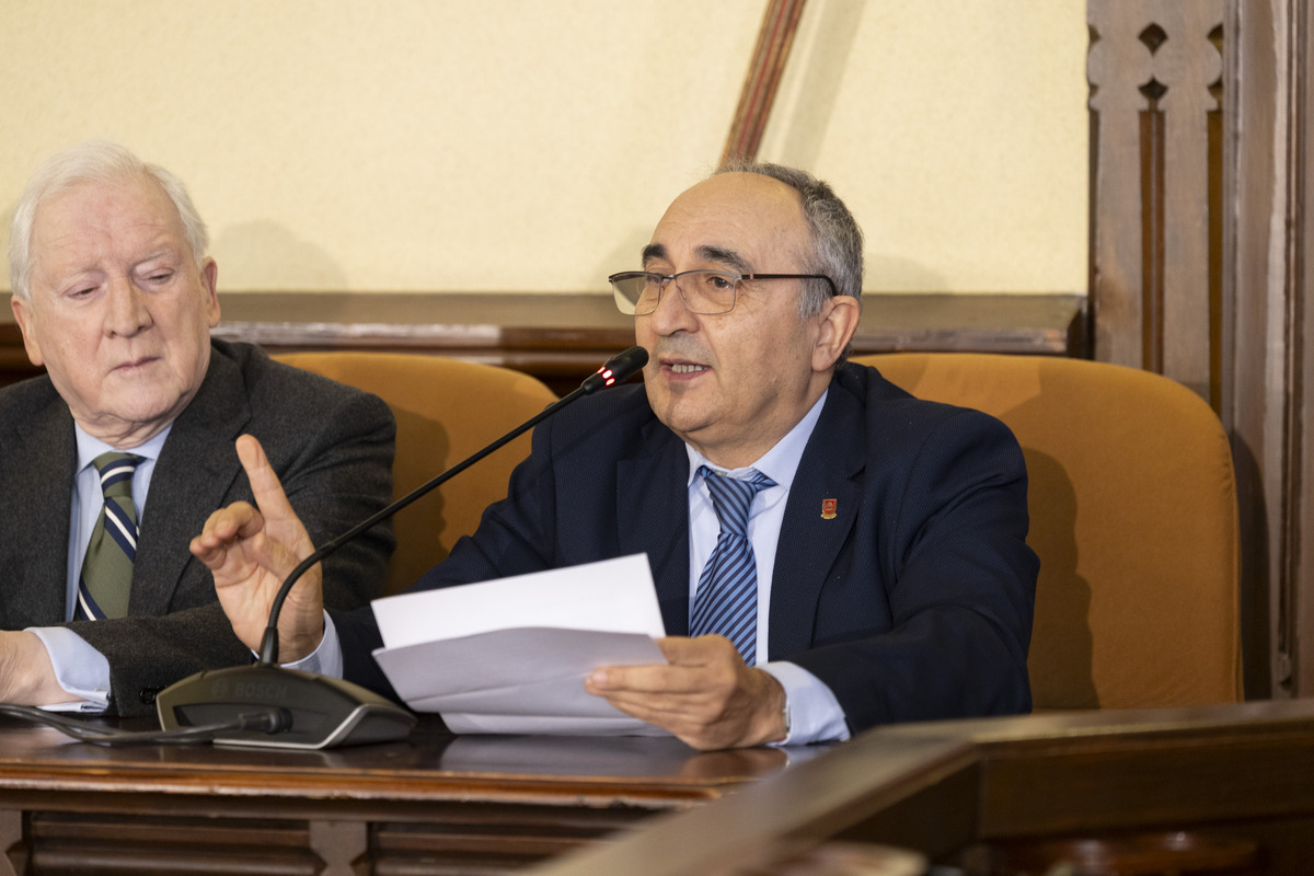 Entrega Medalla de Oro de la Ciudad a Diario de Ávila por 125 aniversario.  / ISABEL GARCÍA