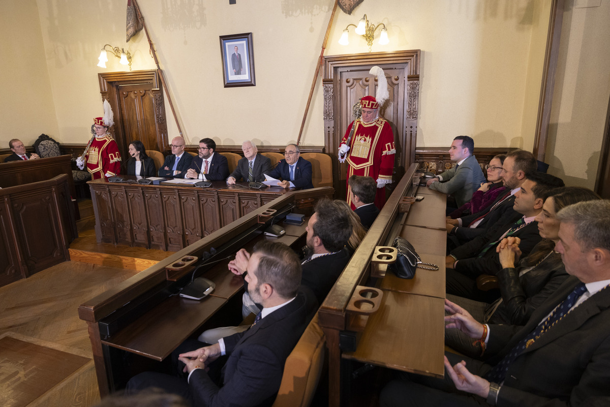 Entrega Medalla de Oro de la Ciudad a Diario de Ávila por 125 aniversario.  / ISABEL GARCÍA