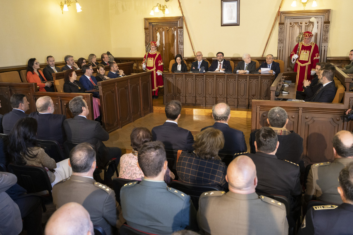 Entrega Medalla de Oro de la Ciudad a Diario de Ávila por 125 aniversario.  / ISABEL GARCÍA