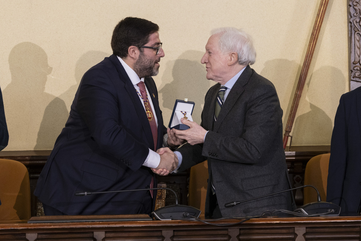 Entrega Medalla de Oro de la Ciudad a Diario de Ávila por 125 aniversario.  / ISABEL GARCÍA