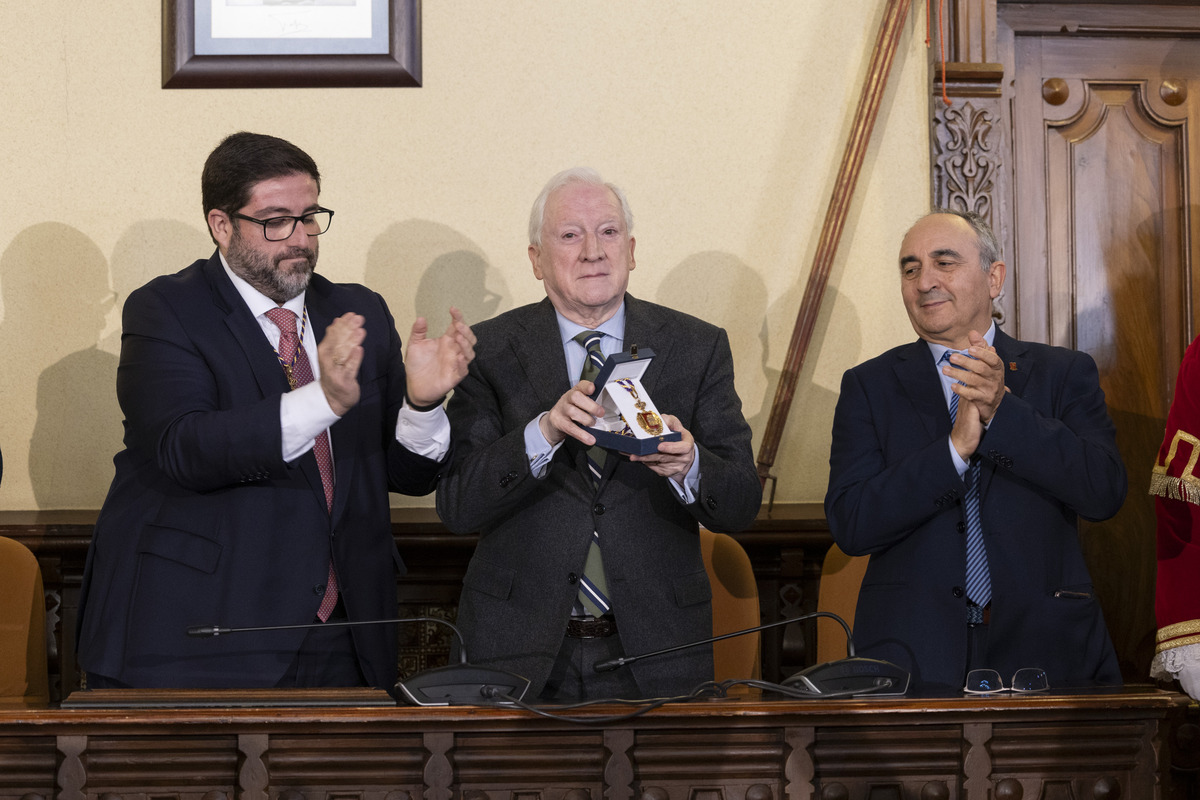 Entrega Medalla de Oro de la Ciudad a Diario de Ávila por 125 aniversario.  / ISABEL GARCÍA