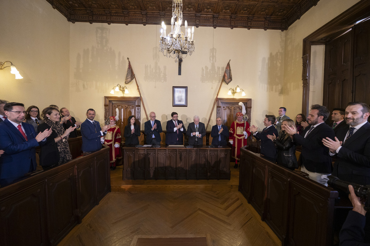 Entrega Medalla de Oro de la Ciudad a Diario de Ávila por 125 aniversario.  / ISABEL GARCÍA