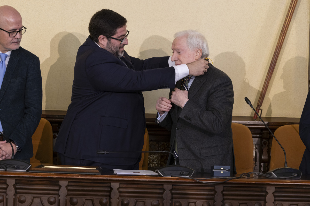 Entrega Medalla de Oro de la Ciudad a Diario de Ávila por 125 aniversario. Recibe la medalla de oro Antonio Miguel Méndez Pozo.  / ISABEL GARCÍA