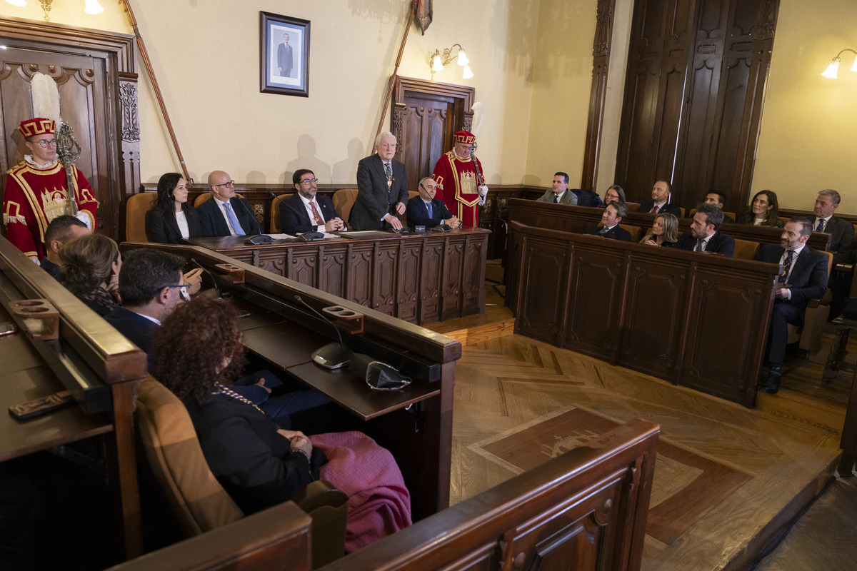 Entrega Medalla de Oro de la Ciudad a Diario de Ávila por 125 aniversario.  / ISABEL GARCÍA