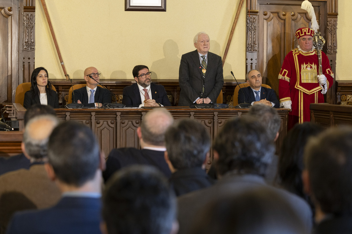 Entrega Medalla de Oro de la Ciudad a Diario de Ávila por 125 aniversario.  / ISABEL GARCÍA