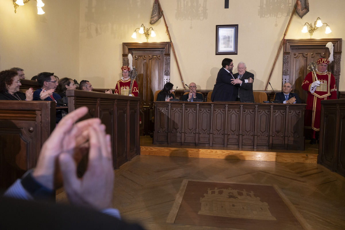 Entrega Medalla de Oro de la Ciudad a Diario de Ávila por 125 aniversario.  / ISABEL GARCÍA