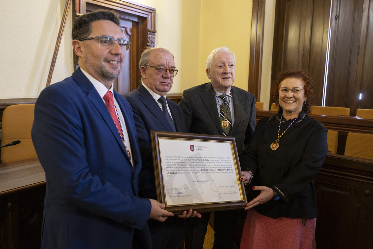 Entrega Medalla de Oro de la Ciudad a Diario de Ávila por 125 aniversario.  / ISABEL GARCÍA